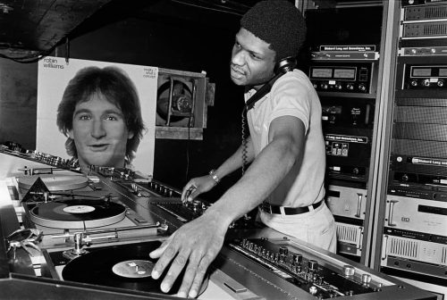 Larry Levan en la cabina de Paradise Garage con los Thorens TD-125