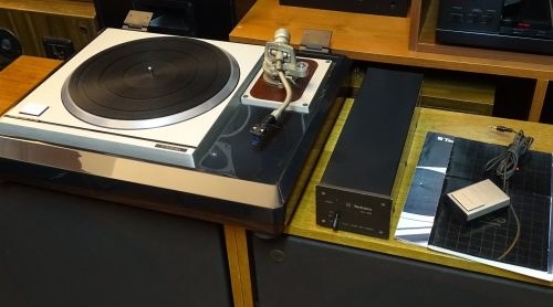 Technics SP-10, SL-1000 en su evolución MkII con plinto de obsidiana. Foto cortesía de Silvio Martín Luján Pomar