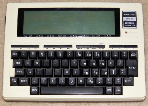 Ordenador portátil de los 80 con pantalla LCD