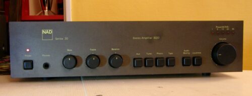 Amplificador NAD 3020