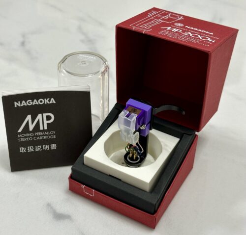 Foto de una cápsula fonocaptora Nagaoka en su caja