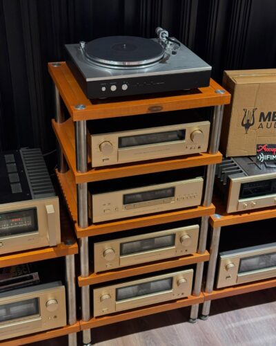 Cápsula de bobina móvil (MC) instalada en un plato giradiscos Luxman acompañado de electrónicas de Accuphase