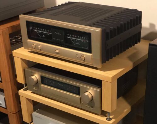 Preamplificador y amplificador de potencia de la firma Accuphase