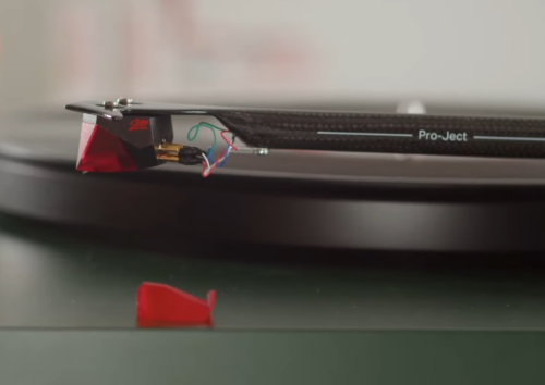 Ortofon 2M Red montada en un brazo Pro-Ject