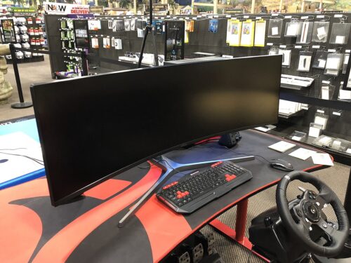 Monitor curvo en formato ultrawide usado para gaming inmersivo