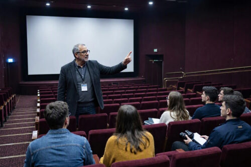 Profesor explicando a sus alumnos qué es el Dolby Atmos.